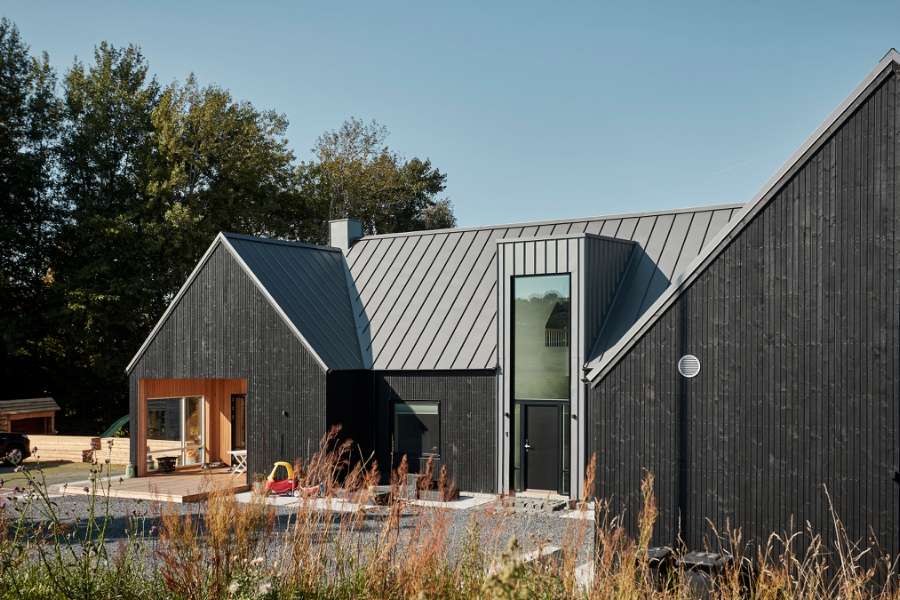 Flaget er hejst for det nye hus med det populære ståltag, Brådalvej 25, 9210 Aalborg SØ